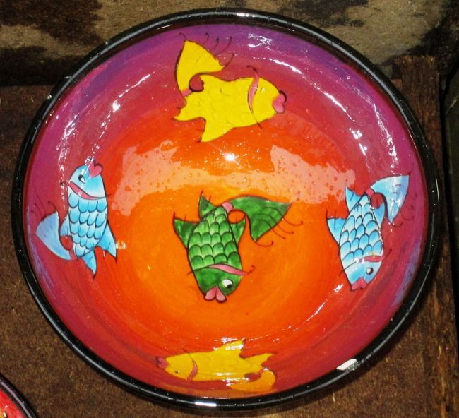 ヴェエリコ・タノヴォの旧市街の陶磁器店での撮影です。赤地に5匹の金魚が描かれた大皿です。赤地ですから、金魚が補色的な色で描かれています。黄、緑、空色ともに実在しない金魚の色です。