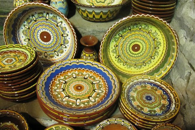 プロヴディフの旧市街のトロヤン陶器ショップでの撮影です。同種の皿が重ねて展示されていました。壁飾りではなく、実用品のようです。