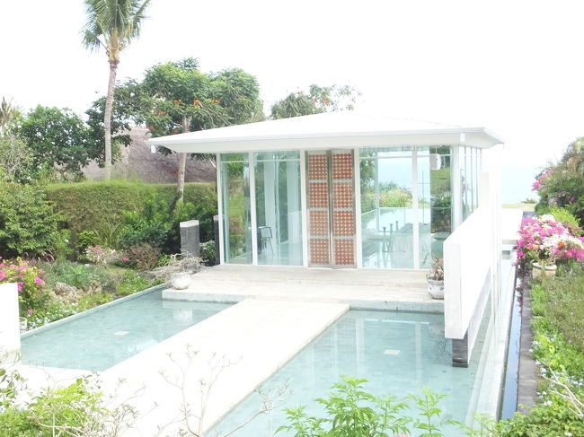 途中でチャペルも発見。<br />誰もいなかったけど、チャペルの壁はガラス張りで、向こう側は海でした♪