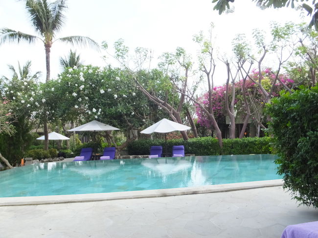 着きました〜！<br />ヴィラエリアのプールです。昨日行ったプールみたいに海は見えないけど、たくさんのお花に囲まれてこっちのプールもステキです。<br />ヴィラの人は部屋のプールに入るからいつも空いてるって聞いてましたが、本当に誰もいませんでした(笑<br /><br />