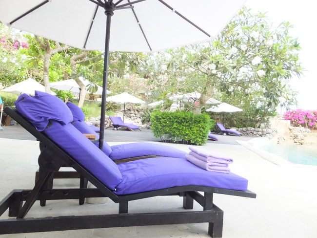 こっちのプールのタオルは紫でした。<br />係の人がやってきて部屋番号を聞かれたので、やっぱりヴィラじゃないとダメなのかと思いましたが、OK〜って言われました(^_^;)<br />結局だれでも大丈夫みたいです。<br /><br />場所を決めるとタオルを敷いてくれて、お水ももらいました。<br />プールのすぐ裏手にトイレもありました。<br />