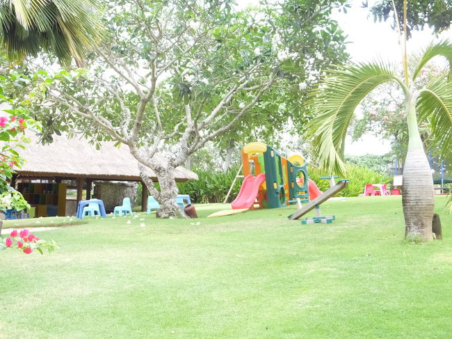 プールからの帰り道、子供用の遊具を見つけました。