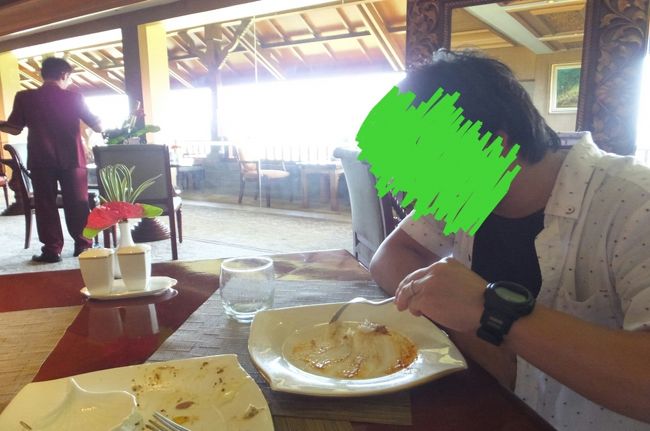 プールからもどり、アヤナでの最後の食事です。<br />ラウンジのお兄さんたちにはお世話になりました（*^_^*）