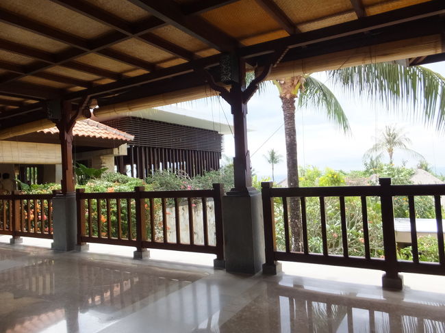 12時ジャストでチェックアウトして荷物を預け、タクシーで最後の買い物にでかけました。<br />アヤナのタクシーだったので割高でしたが、安全だし使ってよかったです。<br />ちなみにジンバランのハーディーズに連れて行ってもらいました。<br /><br />3時15分でスパのお迎えが来るので、ホテルに戻ってロビーや眺めのいい廊下のソファーでのんびり待ちました。<br />写真は廊下から撮りました。最後にアヤナの景色をたくさん写真におさめるべく頑張りました。