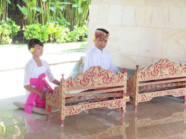 入り口で演奏してたので近づいて撮らせてもらいました。<br />キレイな音色でした♪<br /><br />この頃はすでにスパのお迎え時間3時15分でしたが、まだ迎えはきていません。なんだか嫌な予感・・・<br /><br />結果から申しますと、お迎えが来たのはたぶん4時前くらいです。。<br /><br />時間から15分くらい過ぎた頃、スパの予約をプリントアウトした紙を持ってたので見てみると、迎えが10分以上遅れている場合は連絡してくださいって書いてあったので、ホテルの人に相談するとスパに電話してくれました。<br /><br />今向かってるはずなのでもう少し待ってくださいと言われそのまま4時まで待ちました。<br />