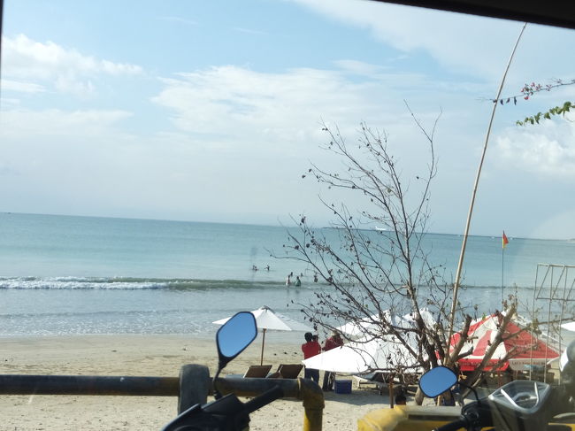 お迎えがきてジンバランからクタへ向かいます。<br />途中でジンバランのビーチが見えたので車から撮影しました。今回の旅行で全然海に行かなかったので、写真だけでも撮れてよかった〜(^^)<br /><br />本当ならこの車に乗った時間にはスパが始まってた予定なんですが(^_^;)<br />