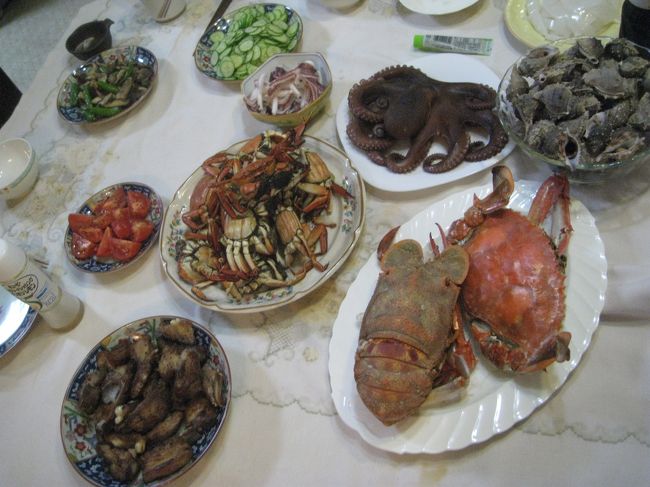 ある日の食卓<br /><br />　ド真ん中がモクズガニ<br /><br />　右上の貝は名前忘れた<br /><br />　左下はトコブシ