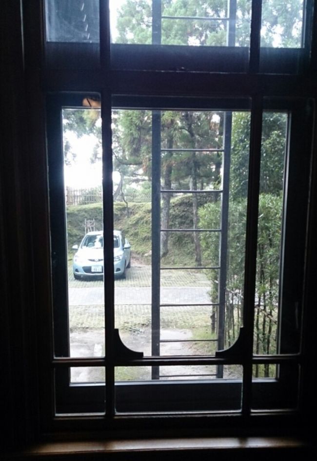 窓の外のはしごは昔の非常階段