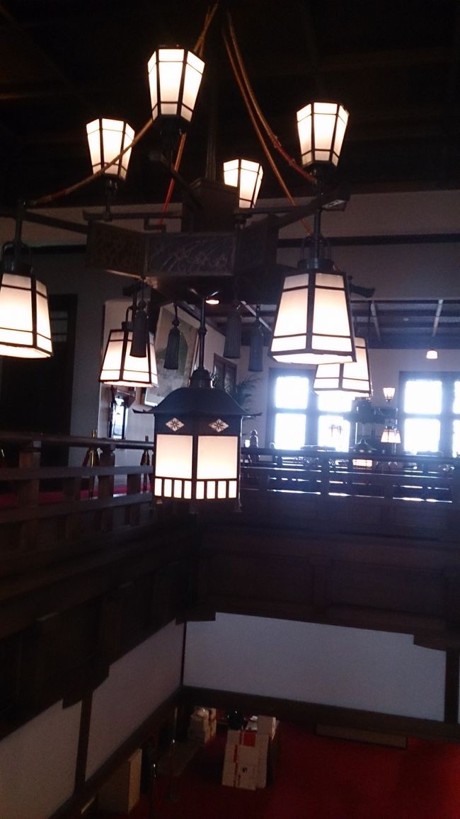 ロビーの吹き抜けには燈籠を模した和風シャンデリア<br />