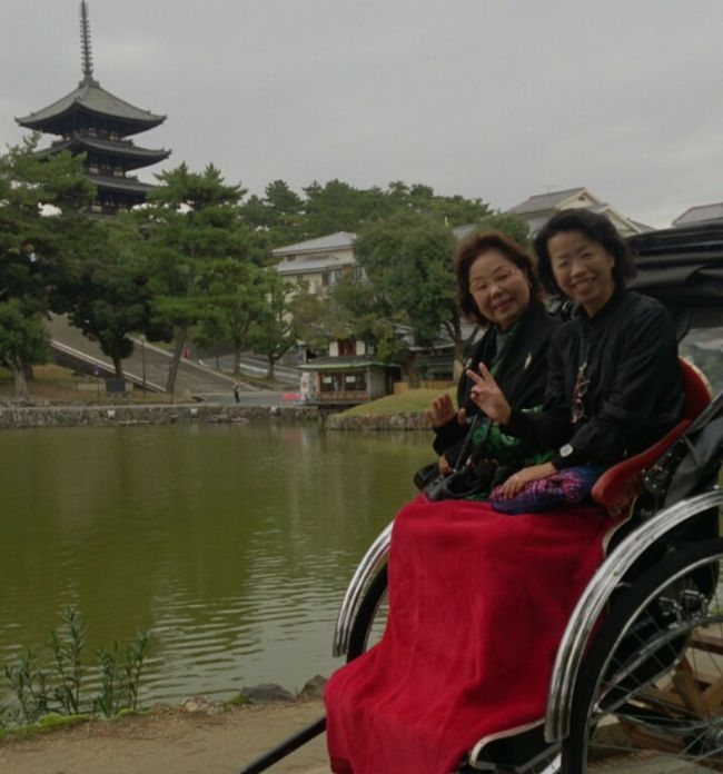 〜人力車〜<br /><br />2日目の午前中は人力車で。<br />1時間コース二人で15000円。<br />すこし高い目線から奈良の風情がゆったり満喫できます。<br />プチ贅沢ですが、とっても良かったです♪      