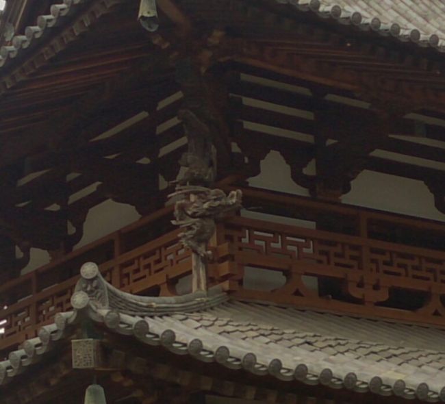 屋根を支える立派な龍。