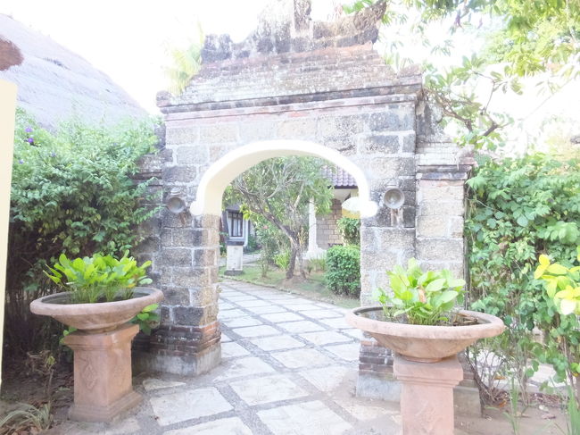 飛行機は0時50分発のGA880便なので、日本からスパを予約していました。<br /><br />Alan1.netから予約した、<br />リアンスパ／パッケージメニュー＜Alan1.net限定お食事付きorお食事・お部屋利用付き！<br />というプランです。3つコースがあったので、<br />◆フットバス＆バリニーズオイルマッサージ　65分<br />◆ルルール、ヨーグルトパック＆フラワーバス 65分<br />◆クリームバス　60分<br /><br />の内容を選びました。リアンスパはクタのジ・アリッツというホテルの中のスパです。<br /><br />約3時間のスパのあと、レストランで軽食、アリッツのお部屋を2時間利用が含まれています。<br />このプランで１人約56ドルでした。お迎えも来てもらったし最後は空港に送ってもらえるので、と〜ってもお得だと思います。