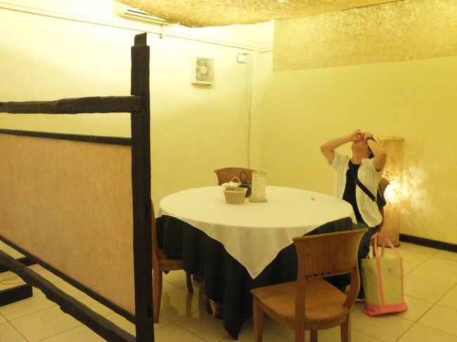 ホテルに入り、まずこの部屋に通されました。<br />ここでホテルの人からスパの説明やオイルを選んだり、問診票？を書いたりしました。<br />王子は目薬さしてます(笑