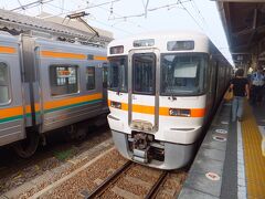 熱海駅で浜松行きの列車に乗り換えます。熱海での乗り換えは編成数が減るので１８きっぷシーズンは座席争奪戦なのですが、この日は平日昼間なのでそれほどでもなかったです。