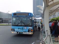 スタジアム直行のシャトルバスに乗ってアイスタ（日本平）へと向かいます。正式名称はIAIスタジアムといいます。