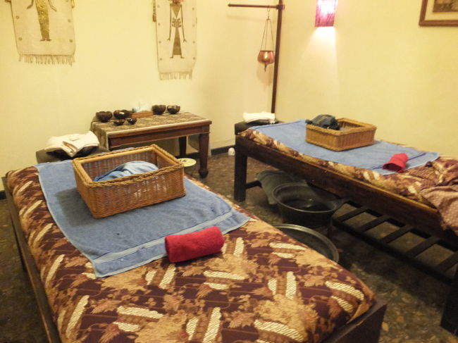 その後スパに案内され、指定通りに着替えます。ちなみに2人とも黒の紙パンツ1枚です(笑<br />着替えで部屋に2人しかいない時に撮影しました。2人同じ部屋です。