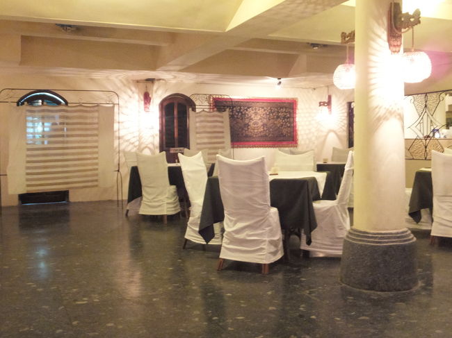 スパのあとはロビーの隣にあるレストランでプランについてきた軽食を食べます。<br />数種類の中から選べますが、わたしはミーゴレン、王子はまたまたナシゴレンです。<br />スパ中は飲み物を飲めましたが、すんごくお腹すいてたのですごいスピードで完食。