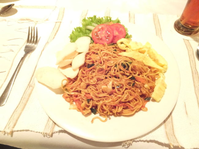 わたしが選んだミーゴレン。<br />なんかナポリタンみたいなミーゴレンでした。おいしかったです。