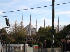 Sultanahmet駅から見収めのブルーモスク。