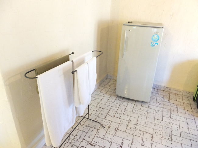 冷蔵庫とタオル掛け。<br />冷蔵庫は家庭用冷蔵庫っぽかったです。