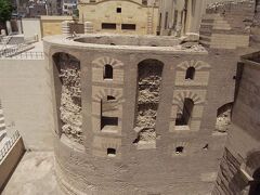 聖ジョージ教会からみたローマ時代のバビロン塔