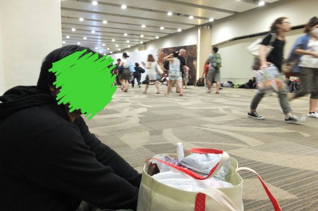 10過ぎに空港まで送ってもらいました。<br />空港内での手続きは並びましたがそこまで時間はかかりませんでした。<br /><br />手続きを済ませると、まだできていないところもありましたが免税店が少しあったので、ここでドルを消費しました。<br />王子のおねだりに負けて何点か購入です。<br /><br />深夜便が多いのか分かりませんが、とりあえず人が多い！イスに座れない人は当たり前のように床に座っていて、寝ている人もたくさんいました。<br /><br />わたしたちもまだ飛行機の搭乗口が出ていなかったので、掲示板の近くに座って待機です。