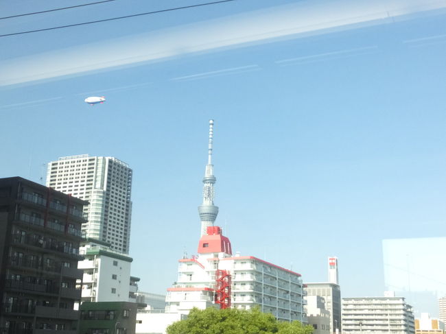 成田から東京駅に向かう途中でスカイツリーの撮影に成功！電車動いてるけどちゃんと撮れました〜(^_^)<br /><br />何気に飛行船もいます。