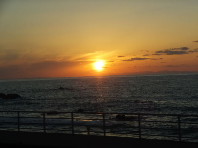 特急に乗って地元に向かっているとすでに夕方。<br />海側を移動していたので、夕日がきれいでした。<br /><br /><br />今回は新婚旅行っていうのもあったけど、王子との初海外旅行をステキな思い出にするためにリサーチ＆準備を頑張りました！<br /><br />日本では体験できない、いろんな初体験ができて楽しかったです（*^_^*）<br />天気にも恵まれてと〜ってもいい記念になりました☆