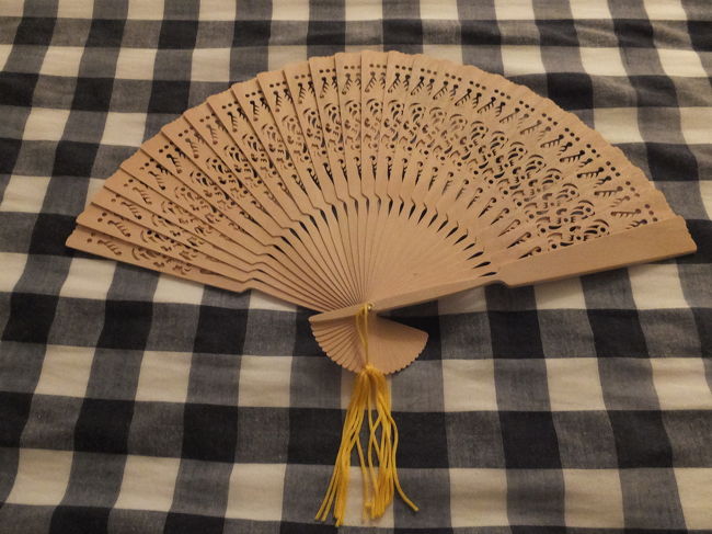 観光用のお土産屋さんで買ったものたち。<br /><br />まずは王子がいつの間にかカゴに入れてた扇子。RP.60,000でした。もっとお安いのもありました。
