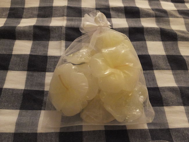 プルメリアの形のロウソクです。何も買わないで店を出ることができなかったので・・・<br />RP.40,000くらいだったかな？