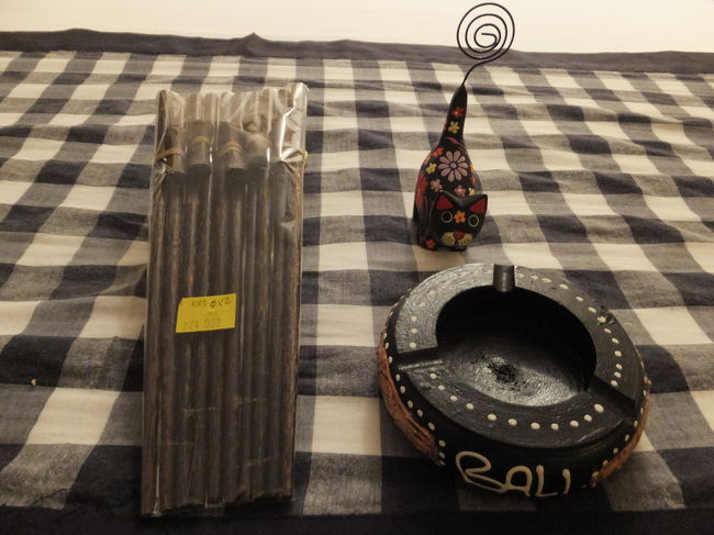 お箸＆箸置きセット(RP.25,000)、灰皿(値引き後RP.25,000)、バリ猫の写真立て(RP.30,000)<br />灰皿は王子のお父さん用です。