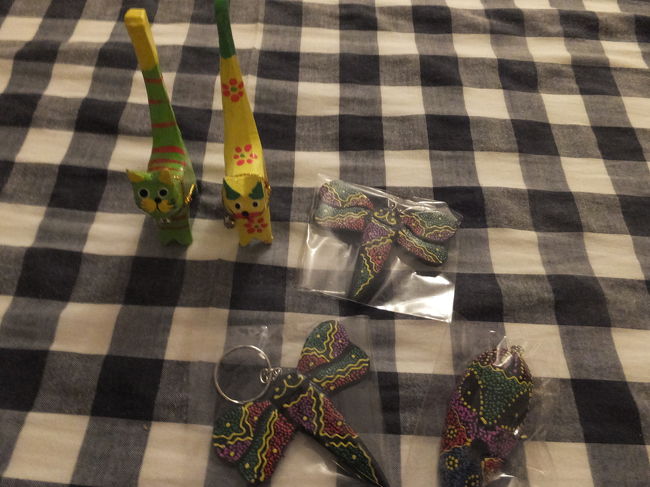 お土産屋さんで買い物したらついてきたおまけ。バリ猫は良いとして、トンボとかお面みたいなキーホルダー・・・どうすんのこれ（笑