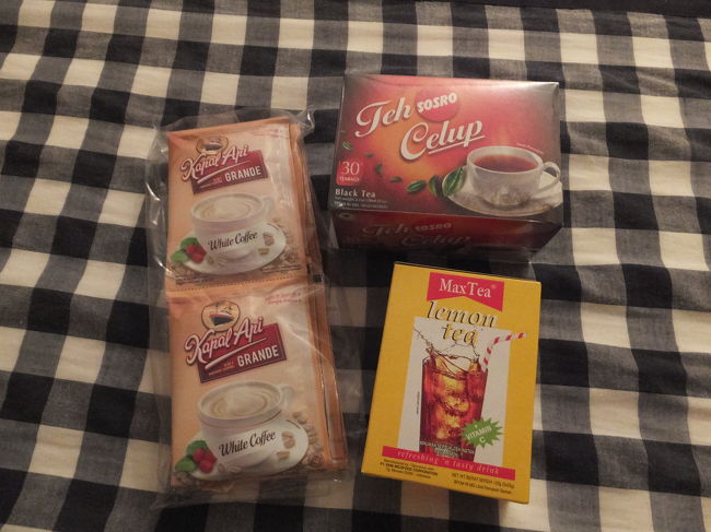 紅茶(30包入RP.9,000くらい)、ホワイトコーヒー(10袋RP.10,000くらい)、レモンティー(5袋入RP.9,000くらい)<br /><br />コーヒーもレモンティーも甘いけどおいしいです。このコーヒーはカフェオレみたいな味でコーヒーが飲めないわたしでも飲めました。