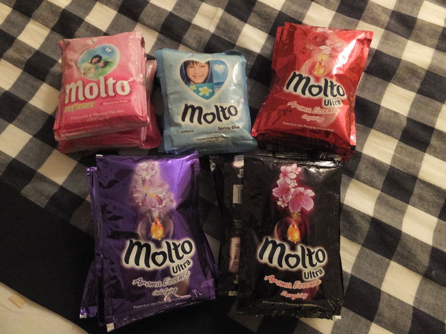 小分けの柔軟剤モルトも買いました。とりあえず置いてた分全種類（笑<br />ホテルでの洗濯(3日目)では黒を使いました。いい匂いです(^_^)<br />値段はRP.10,000しません。各6〜8袋くらいです。
