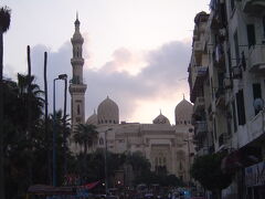 綺麗なモスクあり．ミナレットは１本．

【追記】ガーマ・アブル・アッバースでした．
　　　2015年に中に入った旅行記は以下にあります．
　　　http://4travel.jp/travelogue/11032271
