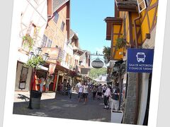 ところで、ブルメナウの街全体がこの様な建物ばかりかというと、そーではなく、ほんの（毎年会場となるメメイン広場の）一角のみがドイツ風...の建物（お土産屋かレストラン）となっており、全体的には　ふつーのブラジルの街並みです。

