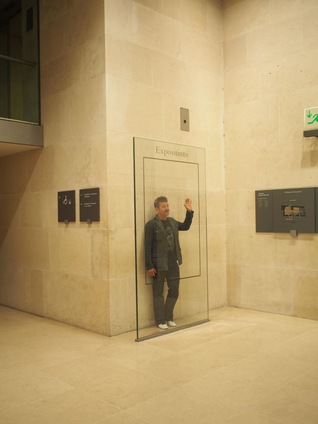 ルーブルの最後の展示物・笑。