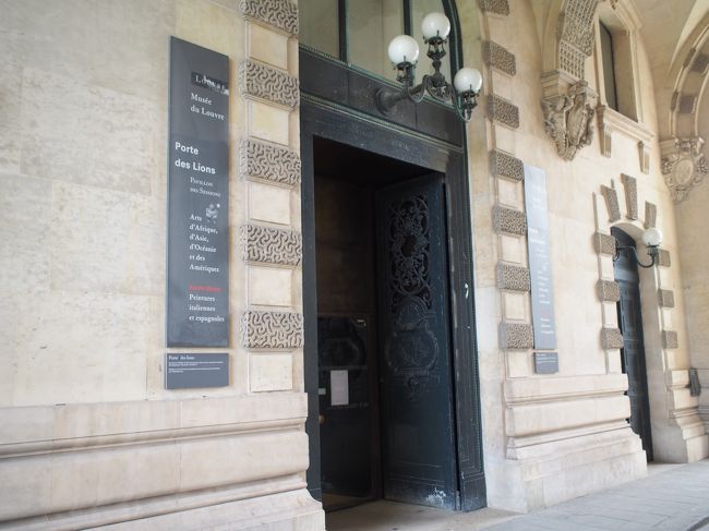 ２頭のライオンの間を入ると入場ゲートがありました。