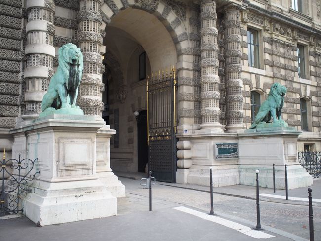 セーヌ側に面した道路では、牡のライオンが鎮座しています。