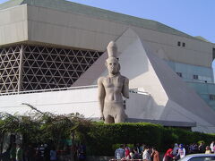 アレキサンドリア図書館前のエジプト彫像．

後ろの建物は会議場．