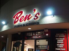 夕食は同じくセントロサーファーズパラダイスにあるこちらのお店でテイクアウェイしました。

「Ｂｅｎ’ｓ　Ｆｉｓｈ　＆　Ｃｈｉｐｓ」

ビーチ側にあるお店です。