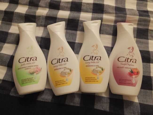 ボディクリームは妹にもあげるので4本買いました。<br />香りで値段が少し違いますが、RP.10,000しなかったと思います。