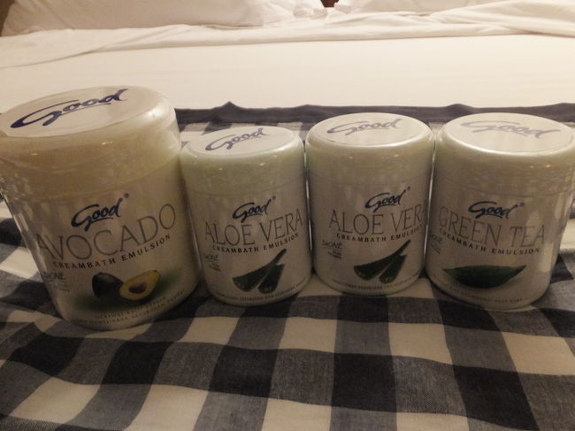 クリームバスも買いました。<br />アボカドは大きいのしかなかったので、小さいサイズは緑茶とアロエにしました。<br />大きいサイズ(RP.40,000くらい)小さいサイズ(RP.15,000くらい)<br /><br />☆追記☆<br />自宅でアボカドを試してみました。メロンみたいな香りです（笑）<br />使い方を調べたらシャンプー後にクリームを塗り込みマッサージして、蒸しタオルで15分ほど・・・とありましたが、蒸しタオルは面倒なのでシャワーキャップで代用しました。乾かすとちゃんとサラサラになりました！スパでやってもらったのと同じ仕上がりでした〜(^^)