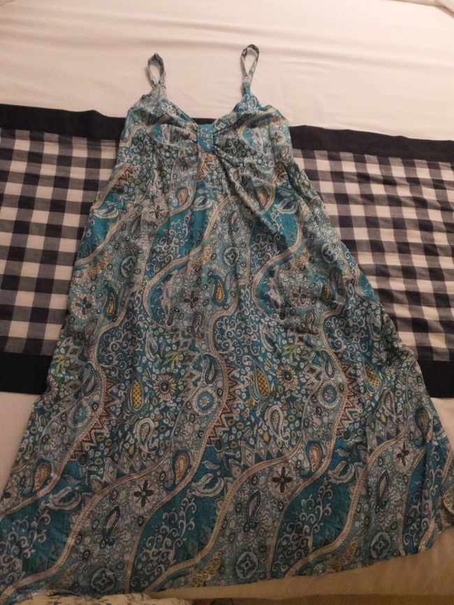 市場で買ったワンピース。<br />最初RP.350,000とアホな金額を言われましたが、いらないって言ったらRP.150,000まで下がりました（笑）最初からそうしてほしい(^_^;)<br />