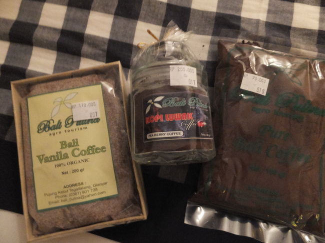 コーヒー園で買ったコーヒーたち。<br /><br />左のバニラコーヒーには砂糖も入っていて、お湯を注いでそのまま飲めます。わたしのお父さん用のお土産です。