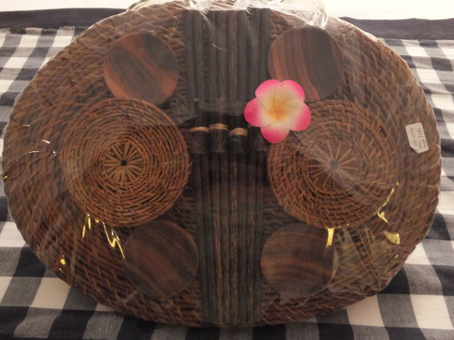 おみやげやさんにて<br /><br />本物じゃないのでちょっぴり雑な作りですが（笑）、使えそうだったので購入。ランチョンマット4枚＆コースター4枚＆箸4膳＆スパイス入れ4個のセットでRP.200,000くらいでした。