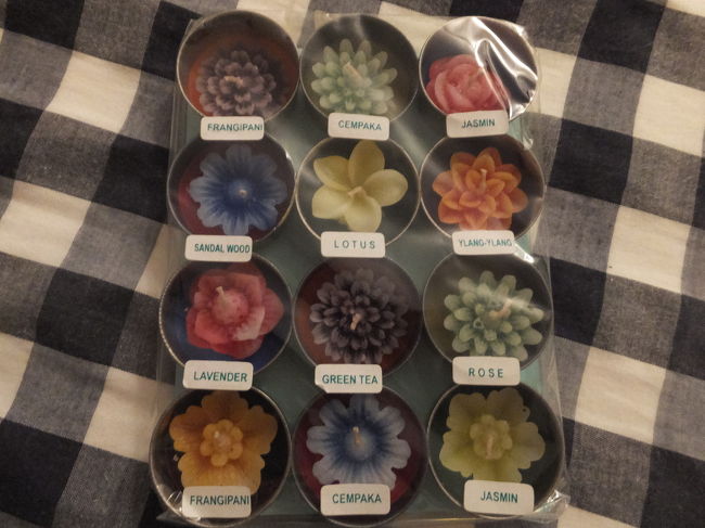 キャンドルのセット。<br />いろんなお花がいっぱいでかわいいです。RP.50,000