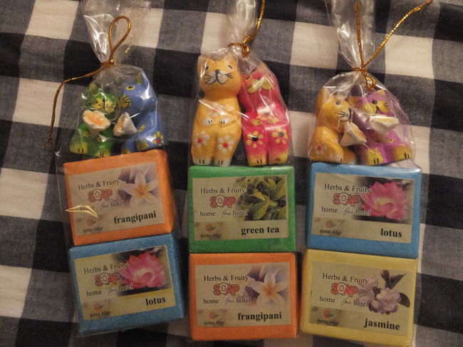 妹たちに石鹸2個＆バリ猫のセットです。義理も入れると妹が3人いるので3個買いました。