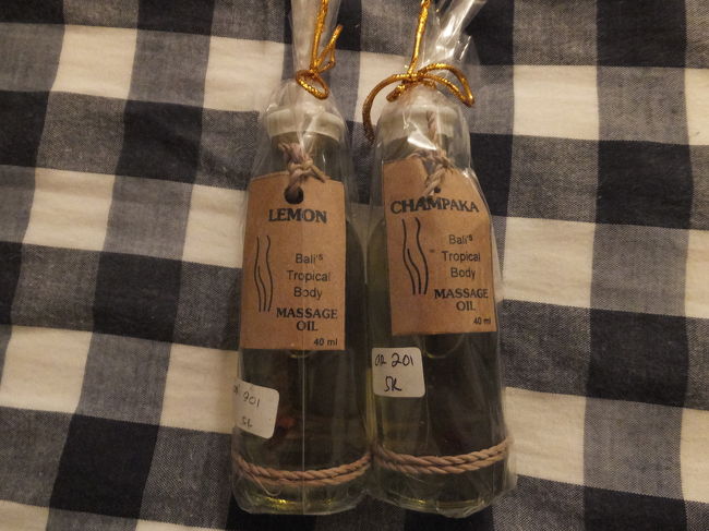 アロマオイルです。マッサージにも使えるそうですが、まだ使ってません。レモンの香りとチュンパカの香りにしました。<br />1本RP.40,000