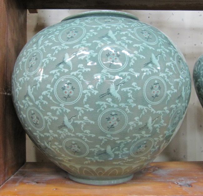 韓国慶州 青磁器 壺 透かし彫り 鶴 象嵌在銘：海泉 直径22cm